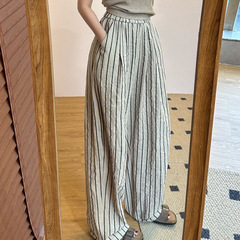 縮みない亜麻のズボンはゆったりしています。
