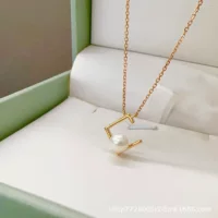 Золотое колье 18к, летний доступный люкс, нишевый стиль, жемчужный кулон, колье с кулоном из розового золота Au750