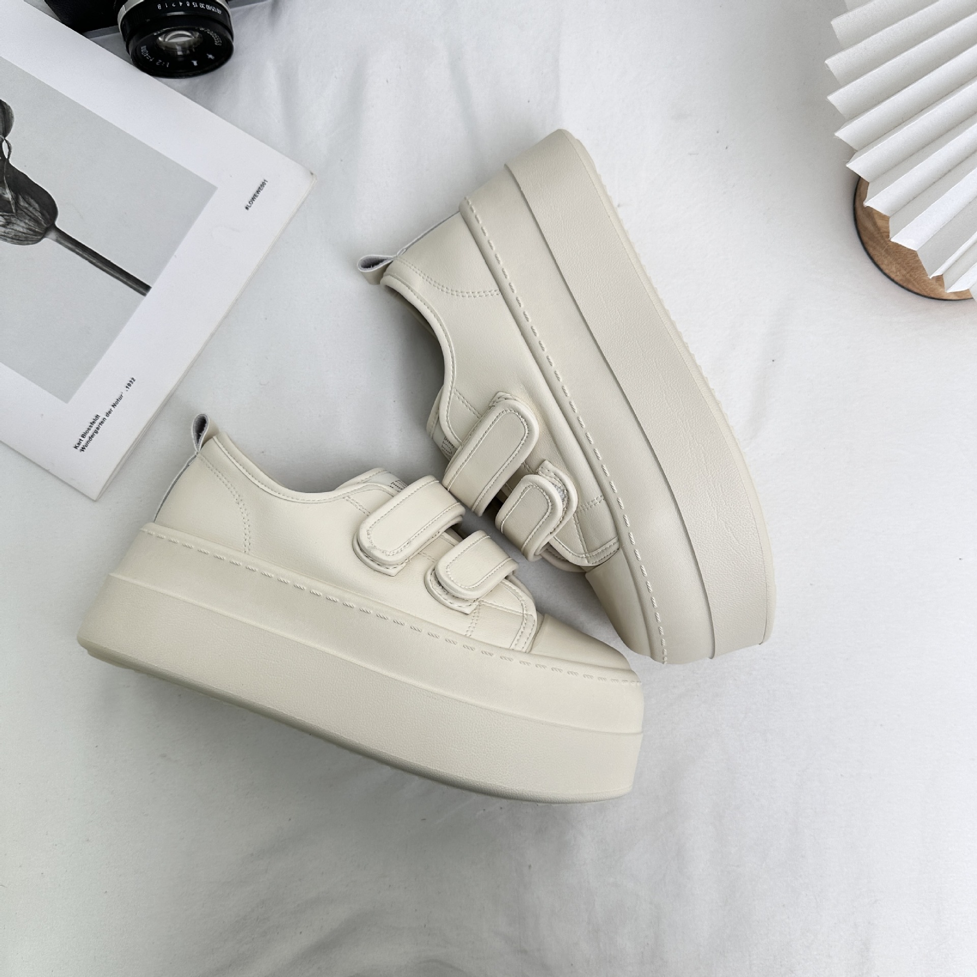 2025 primavera, zapatos de deporte de aumento, zapatos blancos de plataforma de velcro para mujer, falda de leche, zapatos de plataforma coreanos de todo fósforo