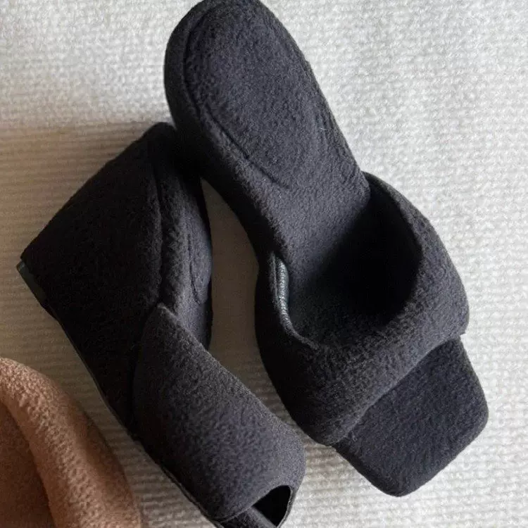 时尚圆嘟嘟一字带坡跟高跟鞋女小众时尚百搭面包毛绒绒方头凉拖鞋