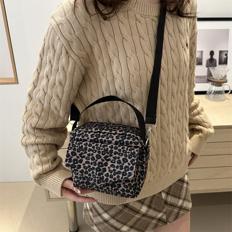 Casual nicho leopardo bolso damas 2024 nueva bolsa de lona de gran capacidad alta sensación de bolso pequeño bolso de teléfono móvil