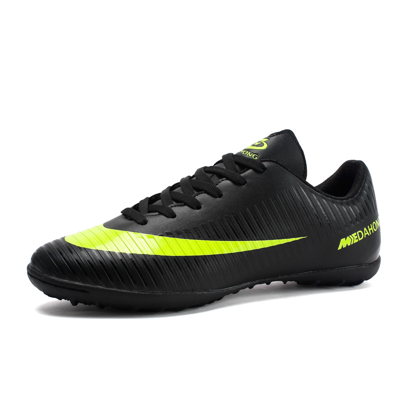Zapatos de fútbol al aire libre TF uñas rotas para hombres y mujeres zapatillas deportivas antideslizantes de baja altura transpirable absorción de choque competencia estudiante zapatos de entrenamiento verde