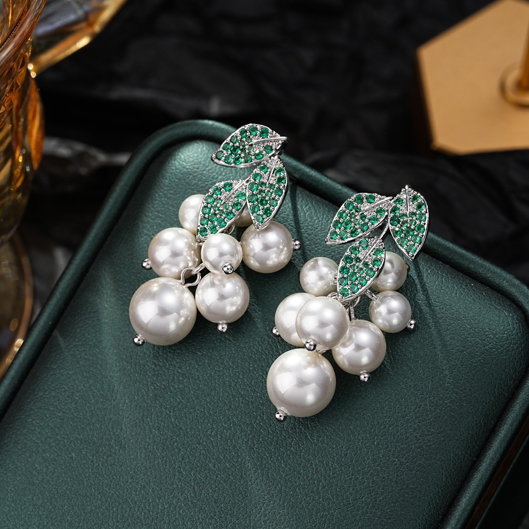 fashionable elegant earrings pearl