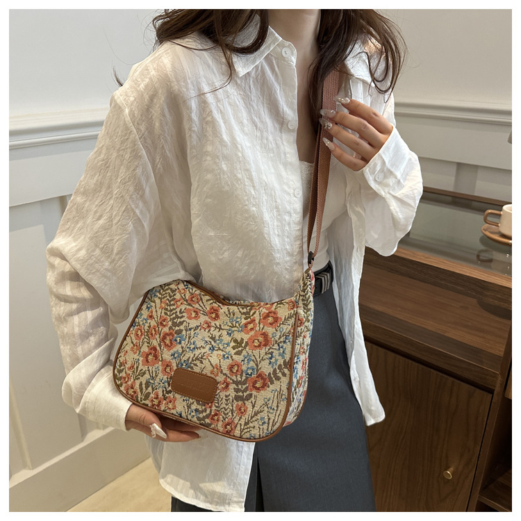 Popular fashion, simple, large-capacity printed trend 2024, fashionable patchwork canvas single-shoulder bag, small square bag, women's bag, trendy undefined