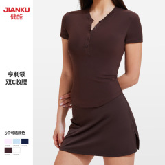 身を修めてやせているギャルの薄い裸感のvネックの半袖のフィットネス服の高弾の速乾の運動のショートスカートのスーツ