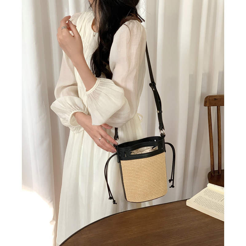 Crowdsourced Design Grass für Frauen 2024 Neue Farbkontrast-gewebte Bucket Crossbody-Umhängetasche für Damen zum Pendeln_voghion.com