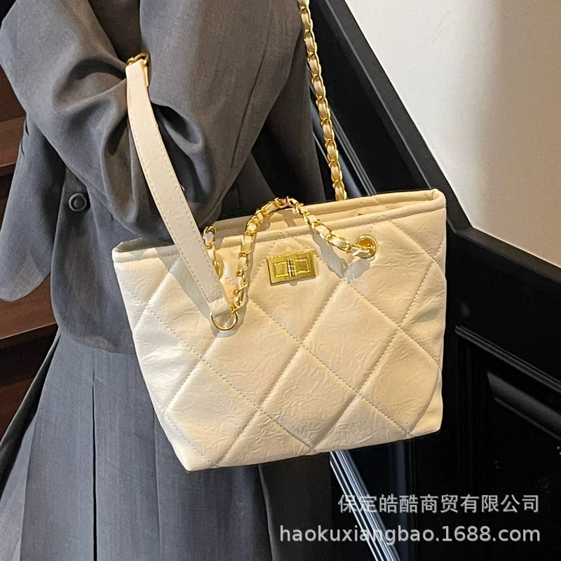 One-shoulder bag with diamond pattern, summer capacious shoulder bag, Chanel style, chain bag