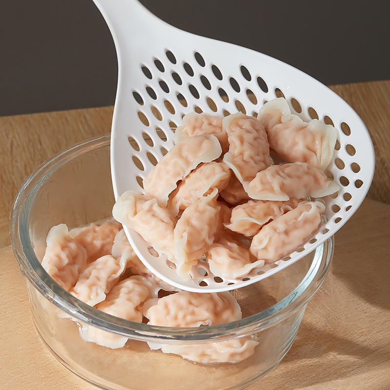 Wholesale large size colander noodle scoop kitchen spoon strainer draining scoop heat resistant filter mesh skimmer soup spoon
