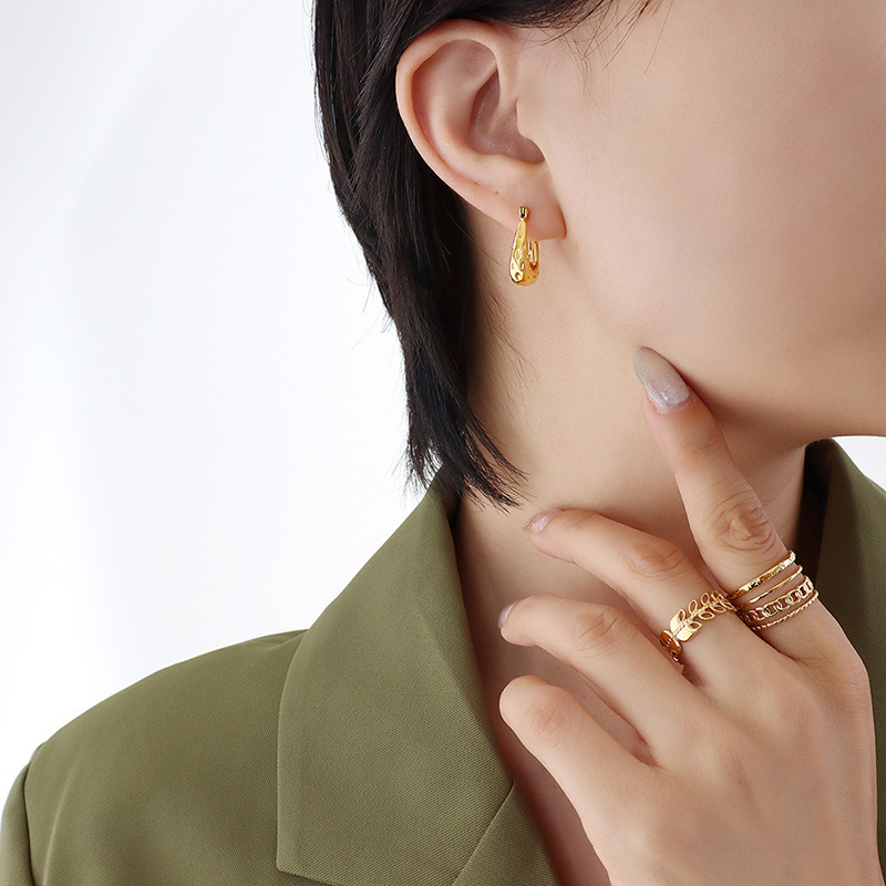 Todo a juego estilo europeo y americano nicho de lujo ligero pendientes chapados en oro estilo personalidad de la moda pendientes en forma de U pendientes de fábrica al por mayor