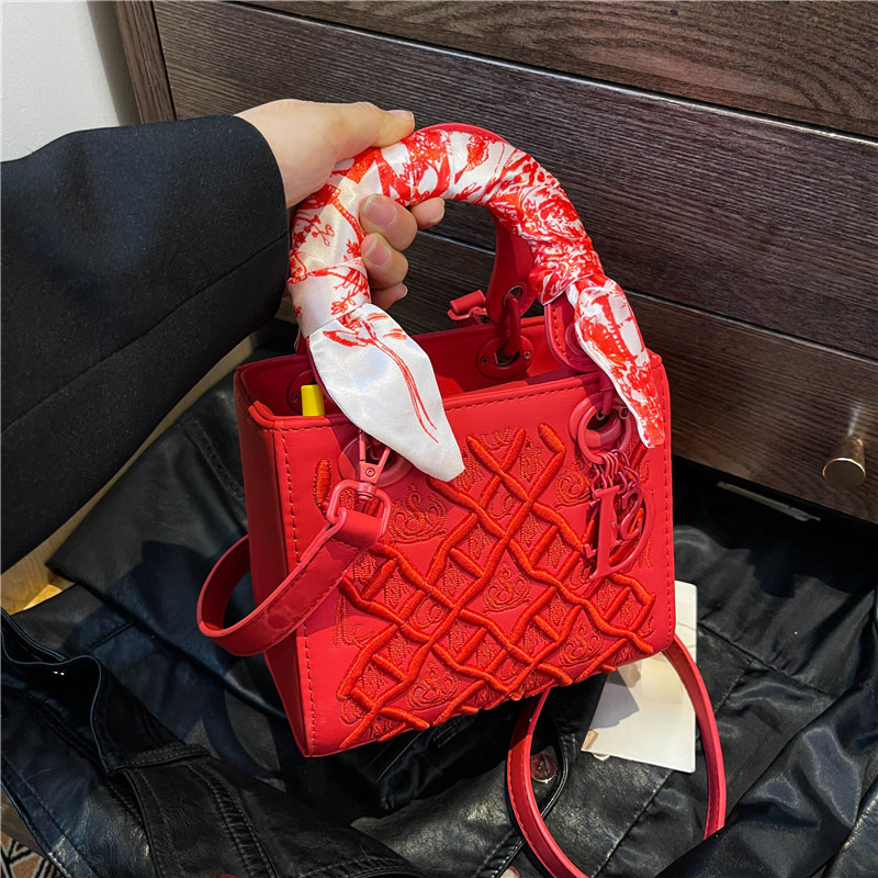 クロスボーダーポータブルダイアナ妃バッグ 2025 新しいハイエンドヘビー刺繍多用途ワンショルダークロスボディレディースバッグ卸売|undefined
