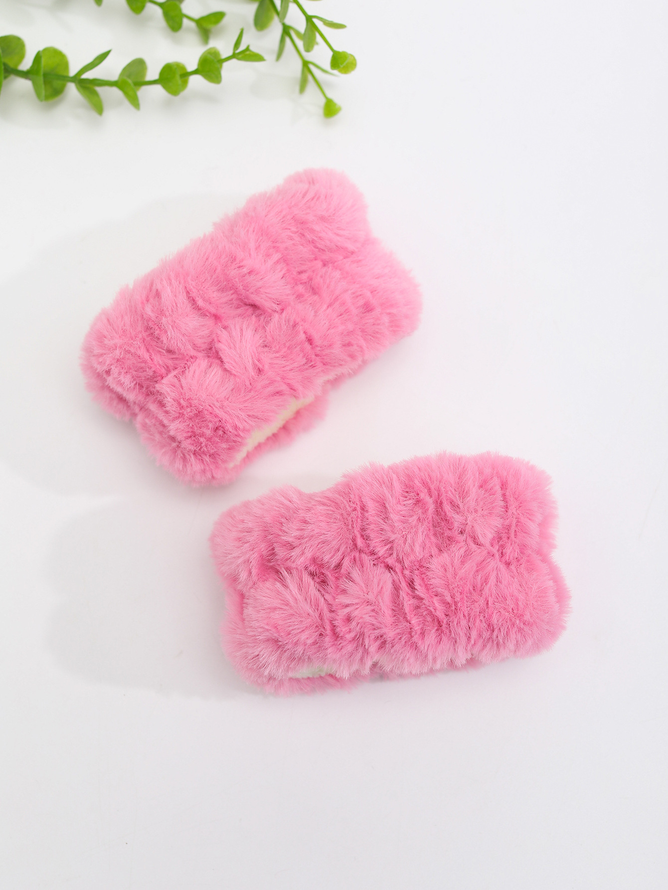 Diadema de felpa de dibujos animados de otoño e invierno, diadema de amor de ojos de rana verde, oso de fresa, accesorios para el cabello a juego, muñequera al por mayor