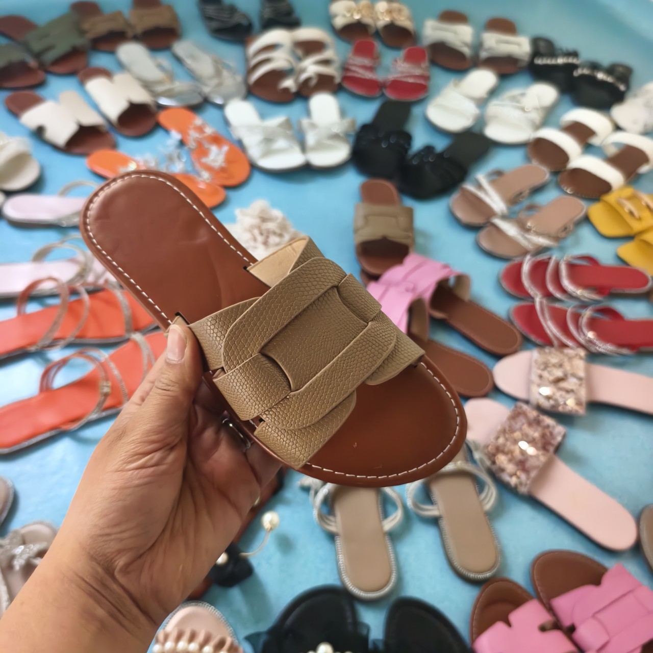 Zapatillas artesanas africanas nuevas zapatillas de fijación plana mezcla de colores misceláneos adultos sandalias en stock