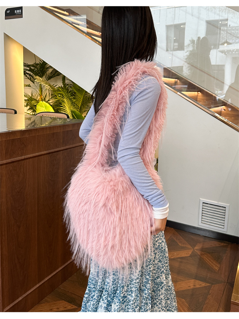 Women's 2024 autumn/winter new tassel heart-shaped fur plush spicy punk style large capacity shoulder bag_voghion.com