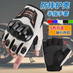 夏のオートバイは半指の手袋の男性の機関車に乗ります。
