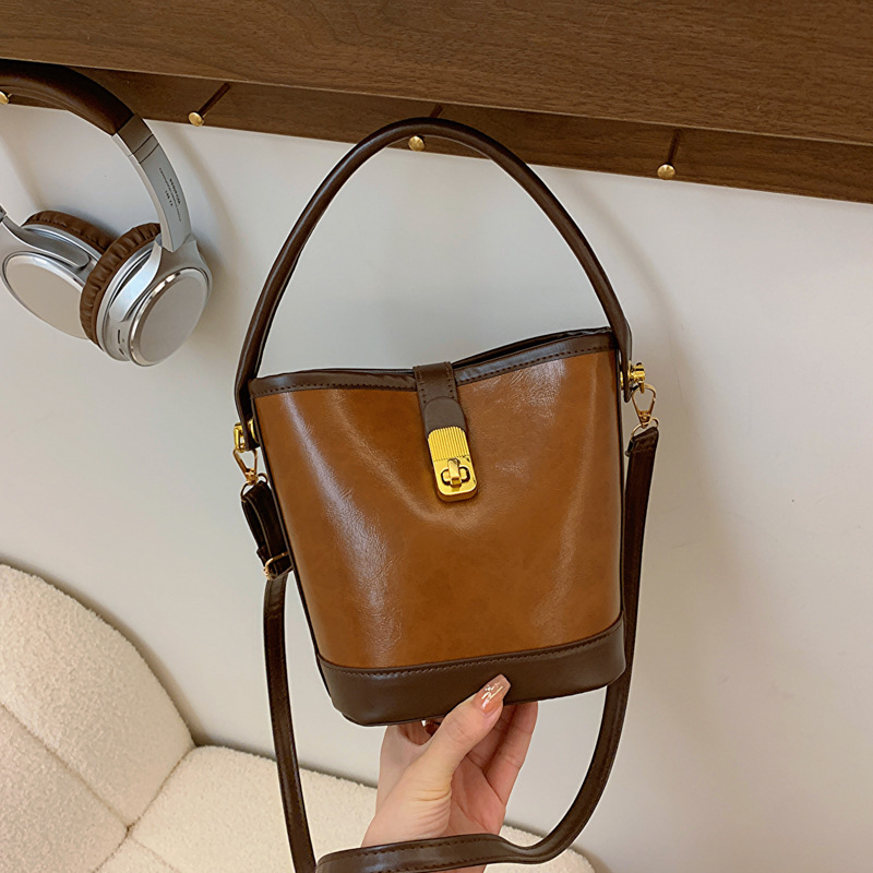 2024 New Women's Bag High End and Fashionable Handheld Bag Women's Retro and Simple Water Bucket Bag Small Cross Body Shoulder Bag_voghion.com
