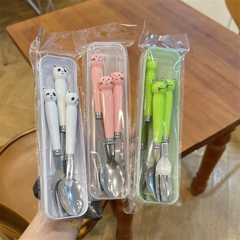 Vajilla portátil de acero inoxidable creativo, mango de cerámica de imitación de dibujos animados, cuchillo, tenedor y cuchara de acero inoxidable, juego de tres piezas, regalo para estudiantes