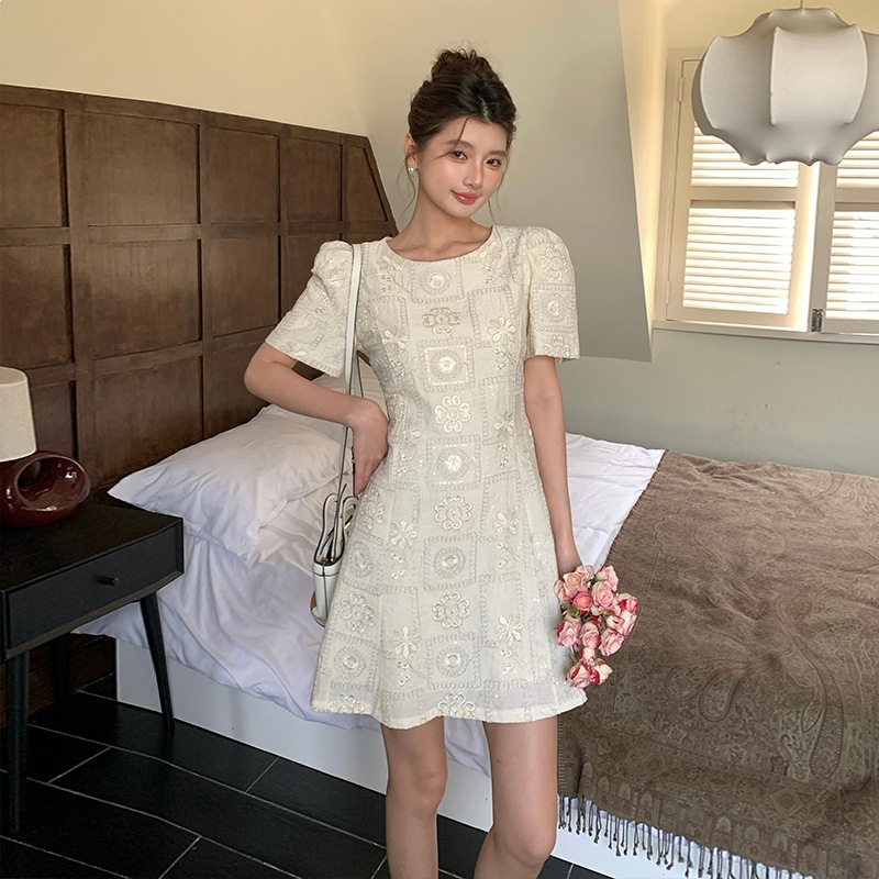 Fashionable cute elegant short sleeve dress, french style, with embroidery, western style