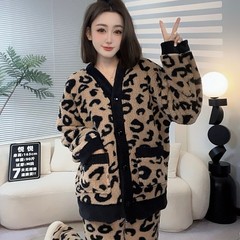 パジャマの女性のサンゴの絨毯の冬の新型のベルベットは厚手のヒョウの紋様のカーディガンのネットの赤い高級感の家庭服のスーツの厚いです。