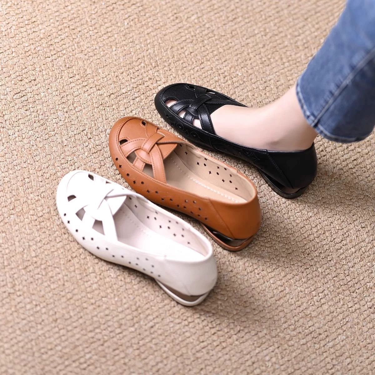 Sandalias 2026 verano nuevo hueco transpirable zapatos casuales de mediana edad cómodos zapatos de mujer madre suave