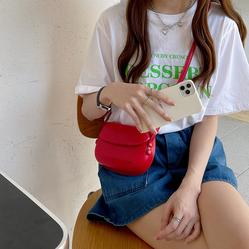 Borsa a tracolla piccola da donna semplice e versatile, con tracolla rossa a sella di Instagram coreana estiva 2024_voghion.com