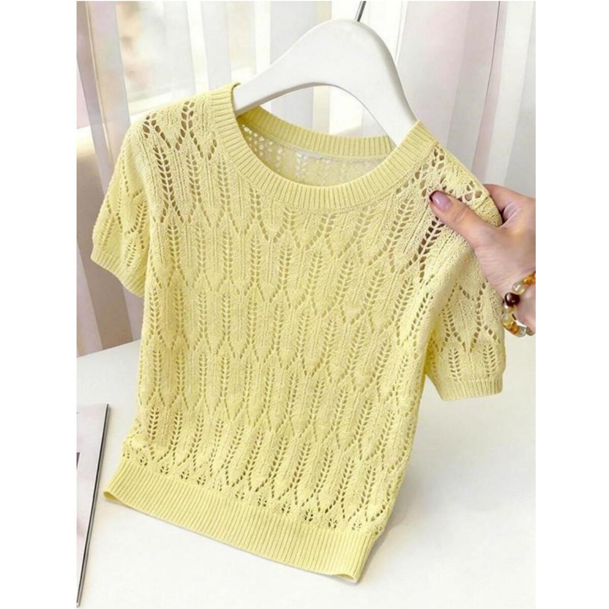 Áo thun nữ tay ngắn họa tiết đục lỗ chất liệu tơ nhân tạo mỏng nhẹ — màu vàng chi tiết 3