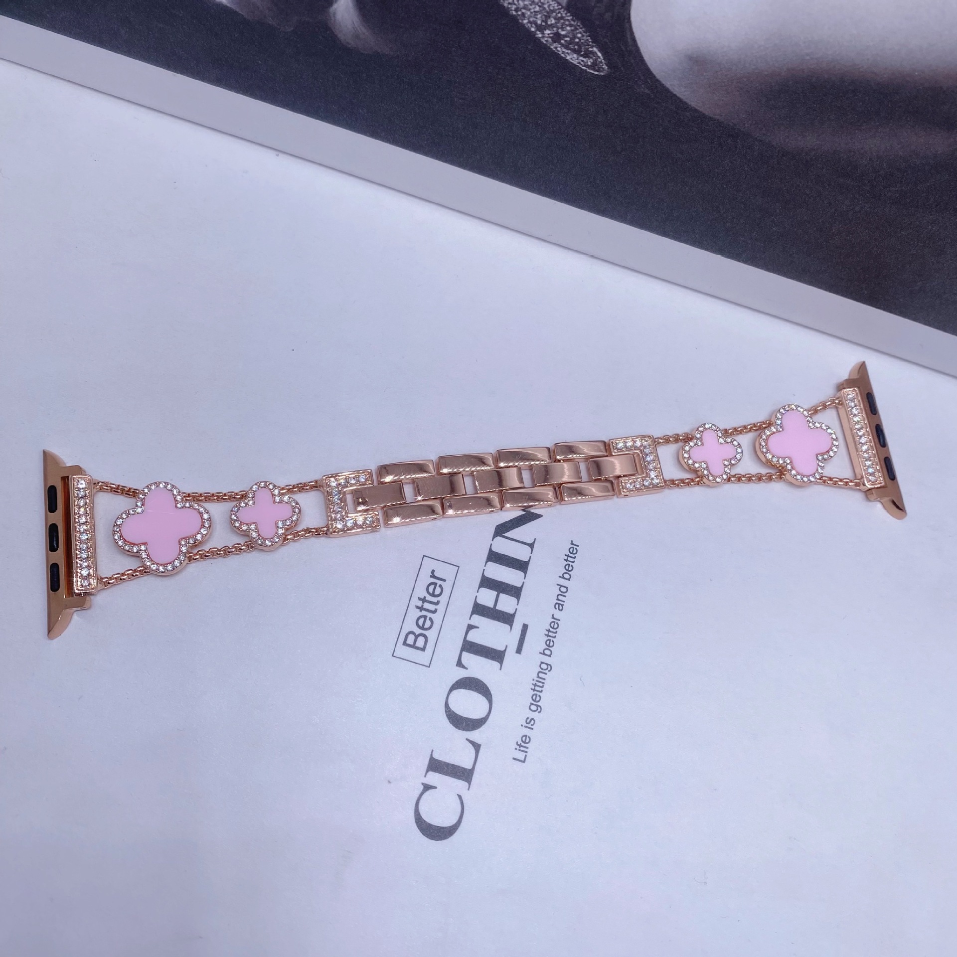 Apto para Apple Watch Apple Watch Correa de metal de trébol de cuatro hojas de diamantes de moda de SE1-10 generación