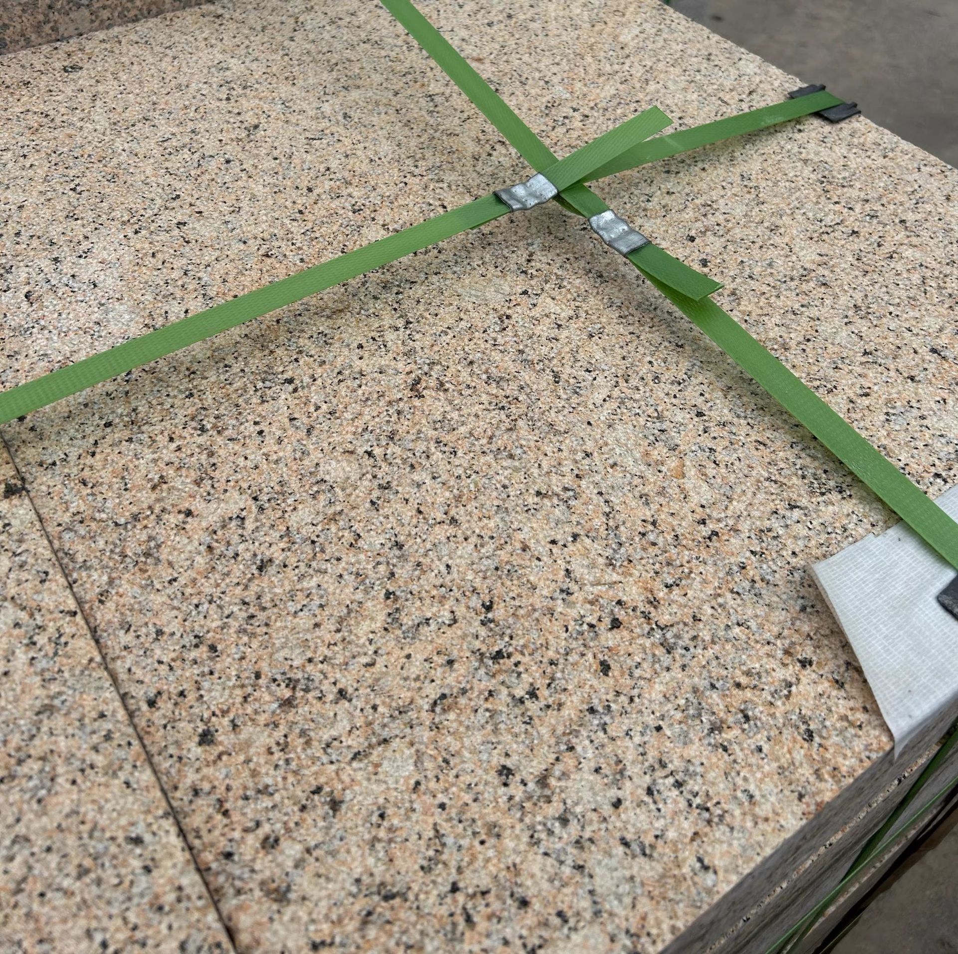 ������ʯ�Ļƽ������ʯ��֦��֥��ڻҰ׻��հ�ʯ��԰�ֵ���