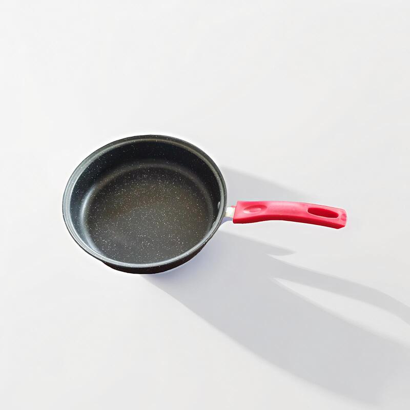 ヘーゲル麦飯石四点セットの鍋は家庭用の鍋にくっつかないで料理鍋のフライパンを炒めます。|undefined