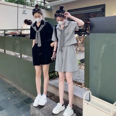 女性の夏のファッションの小柄な韓国版の新しいpolo上着のストールがゆったりしていて、痩せているズボンのスカートのスーツが湿っています。