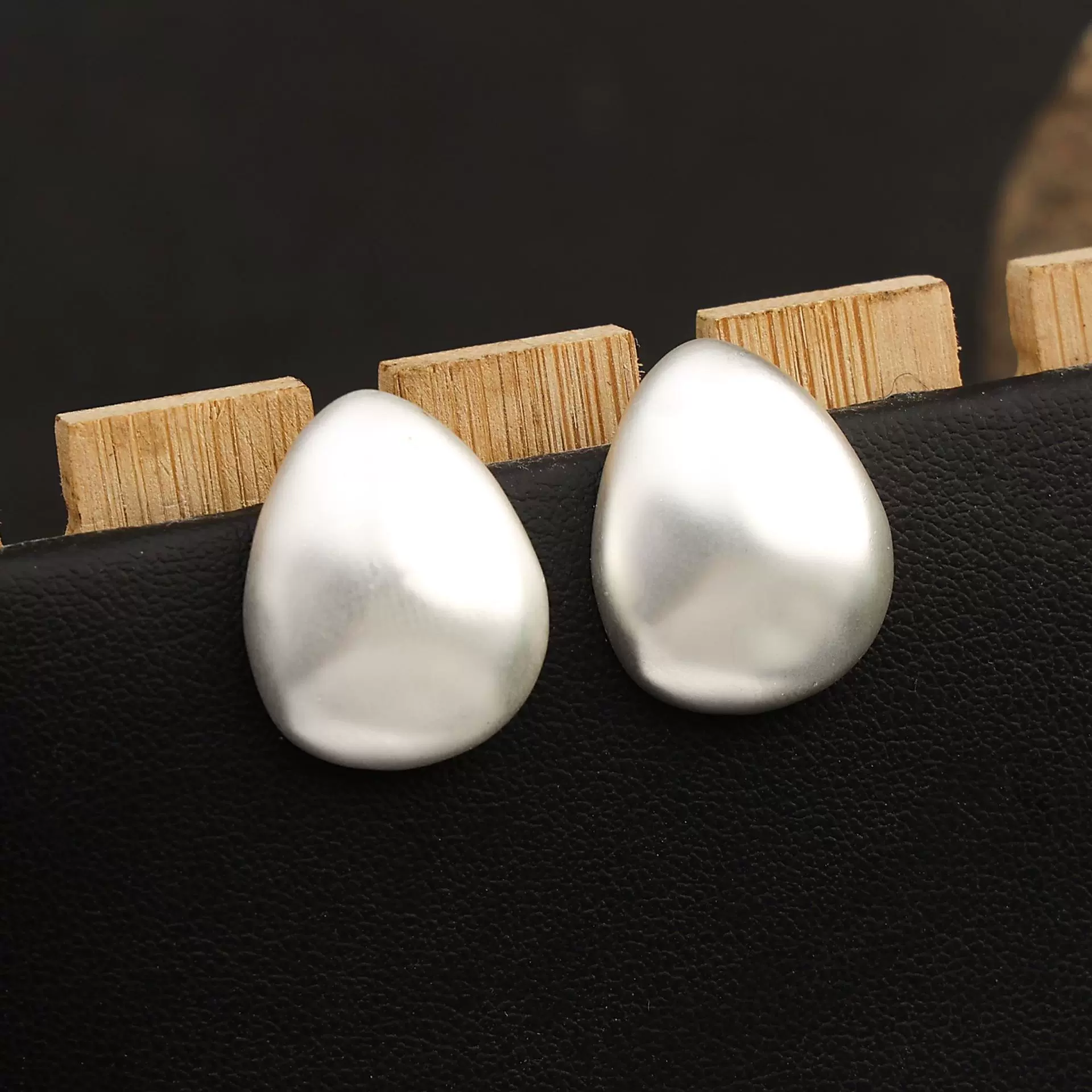 亚马逊新款时尚百搭精致耳针女士金属磨砂高级感水滴几何耳环批发