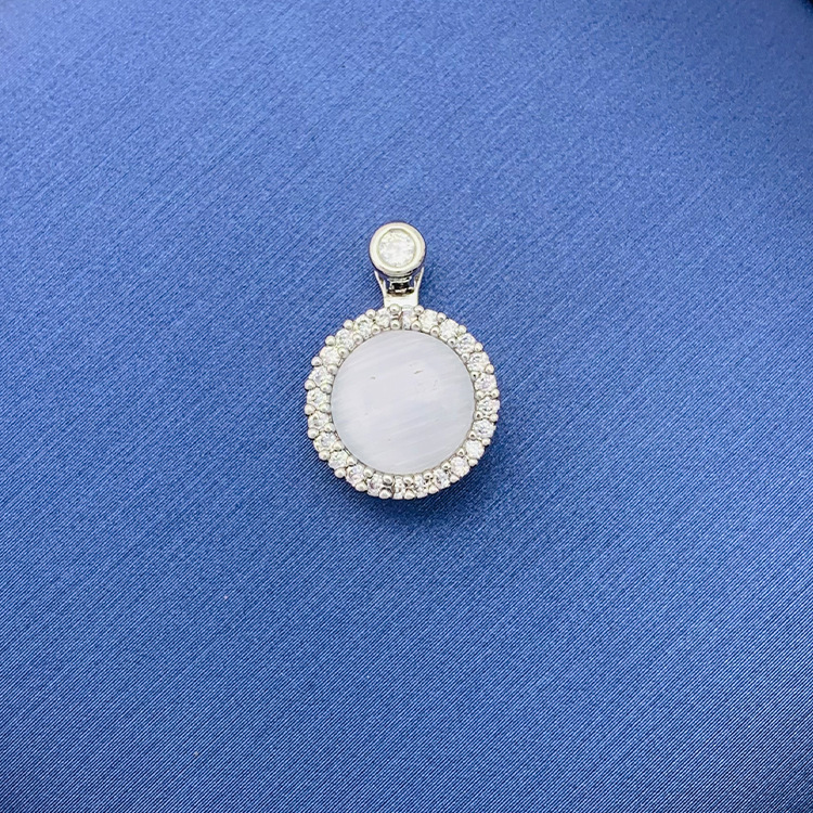 百種類のペンダントは心のままにファッションの経典を配合します。カップルの美しいペンダントは親友のアクセサリーを送ります。