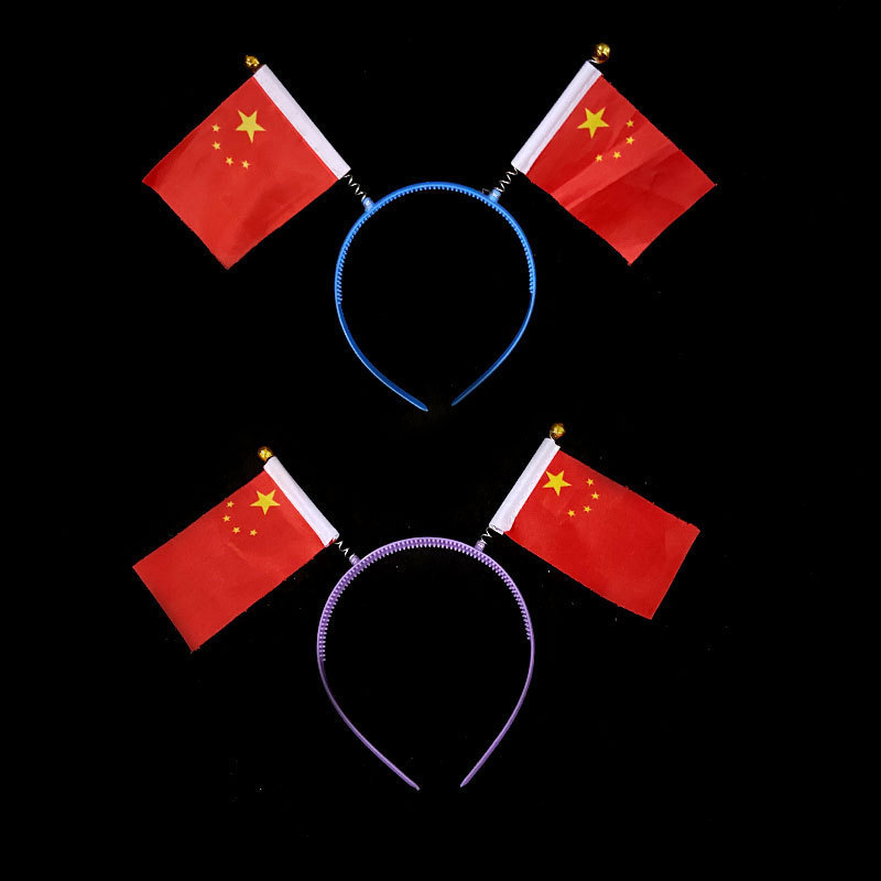 光る党の旗の国旗の国慶節の手は光る国旗を振って手を持ってハンドルの小さい紅旗の贈り物をたたきます。|undefined