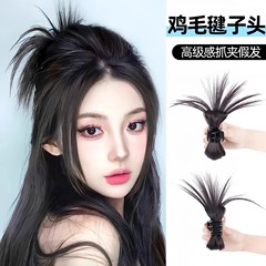 鶏の毛の羽子の噴水の高い馬尾は女性の後頭部をつかんで髪の毛の量を現します。
