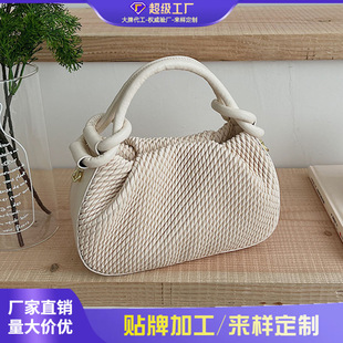 �羳����ŮʿС���r��ˮͰ�����μ�б������e�|��б��ͨ�ڰ�