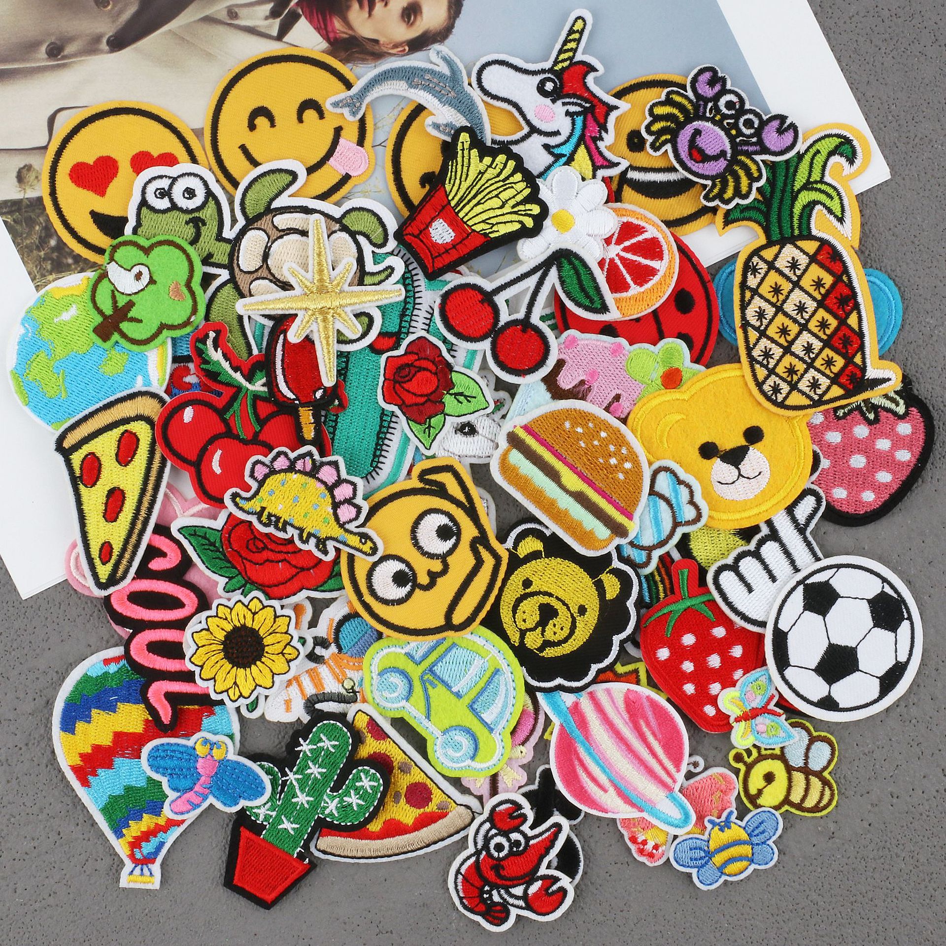 60 parche mezclado bordado pegatinas de tela cara sonriente pegatinas parche de coche flor bordado logo hamburguesa bordado Zhang Zi