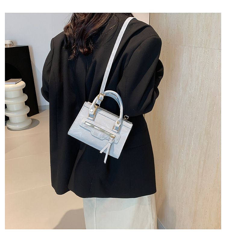 A retro, individualistic, casual single-shoulder crossbody bag for the autumn of 2024, featuring a fashionable, simple and elegant style, and a small square handbag for commuting undefined