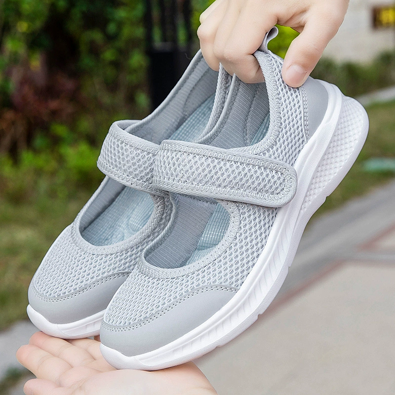 Летние легкие дышащие сетчатые туфли для женщин, большие размеры, свободные женские прогулочные туфли, низкие туфли на липучке для мам