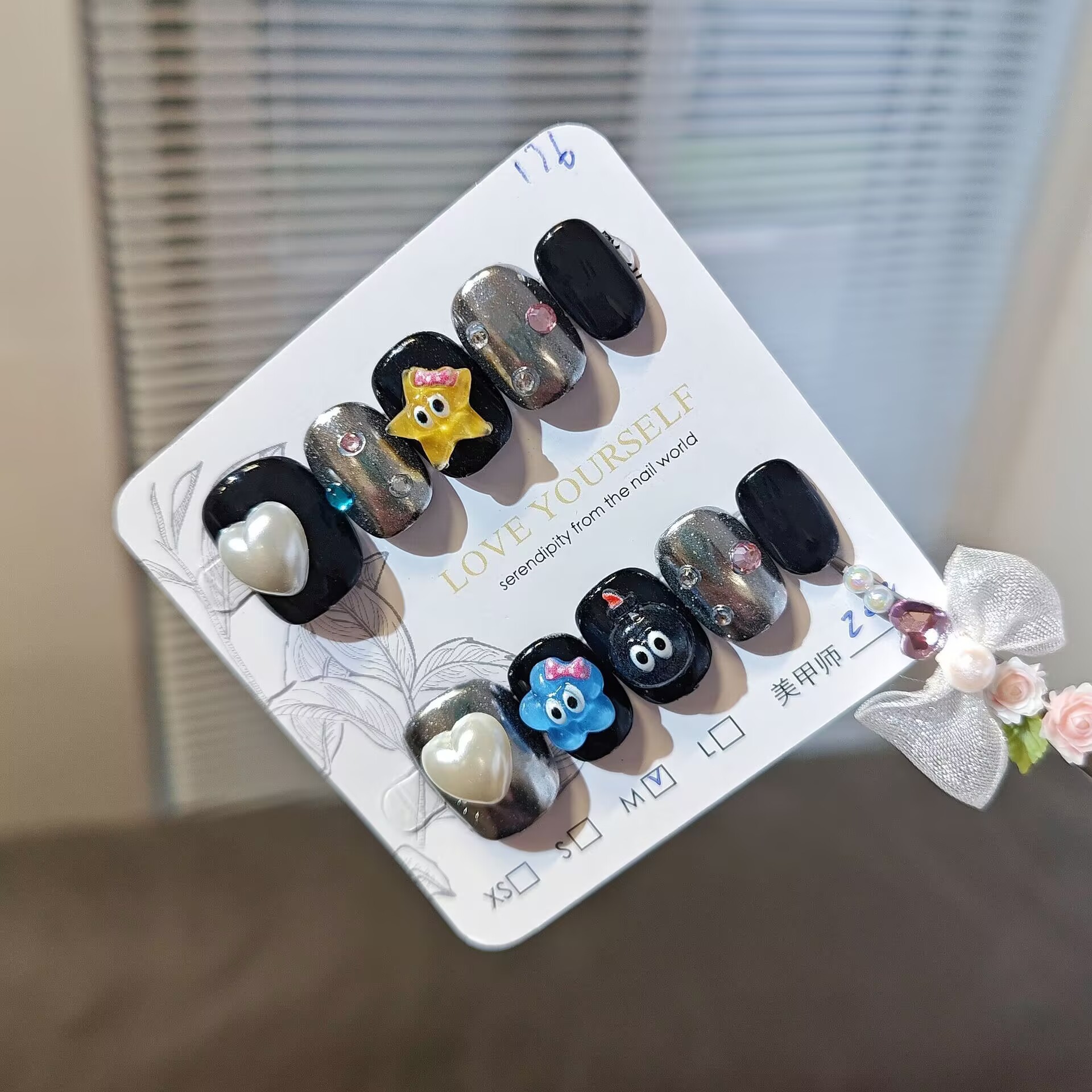 10 piezas en un paquete de uñas hechas a mano, negro lindo corto parche de uñas, productos terminados de dibujos animados al por mayor uñas falsas