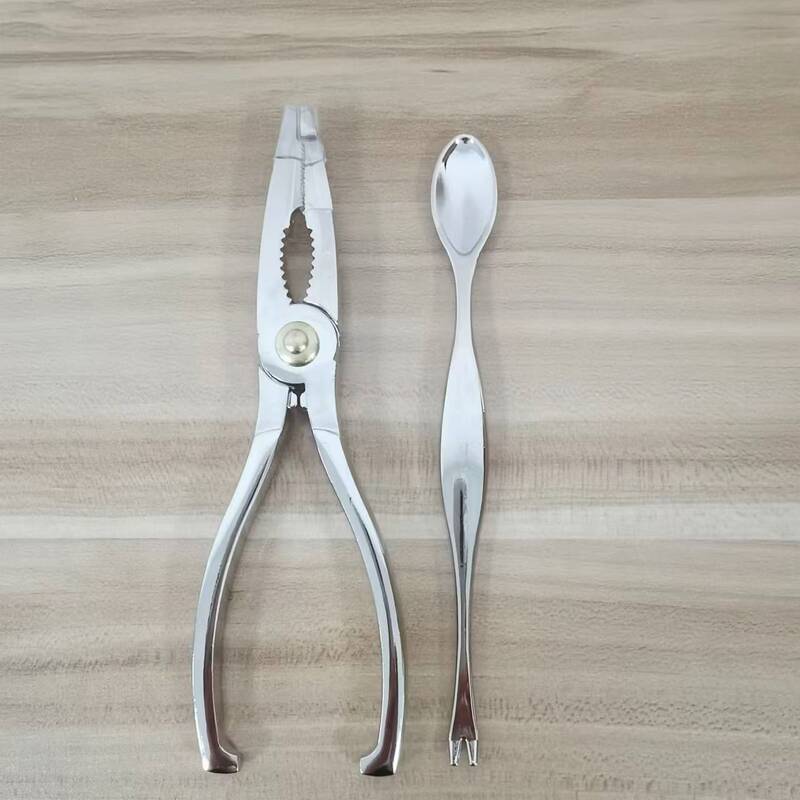 工場の現物のステンレスのカニのはさみの工具の2セットの海鮮のレストランはカニの用具のホテルのカニのスプーンを食べて卸売りします。|undefined