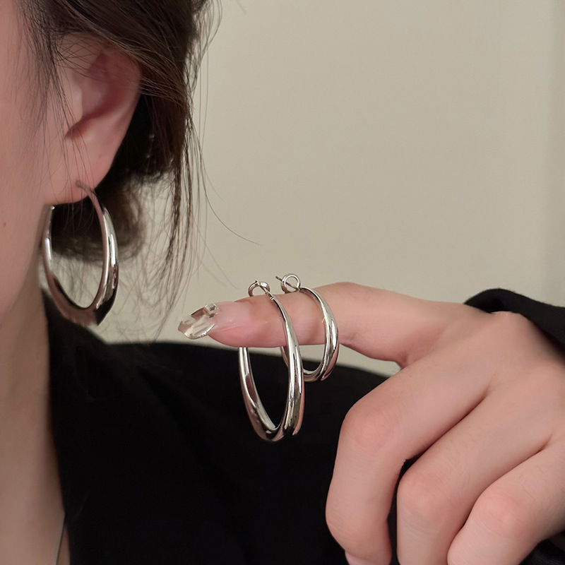 Silver Pigment Ring Earrings Women's 2024 New Explosive Light Luxury High Sense Ear Ring Fashion Design Sense Cold Wind Earrings