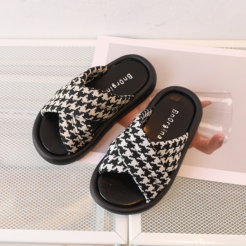 Pantoufles d'extérieur pour enfants, nouvelle collection été 2023, à carreaux croisés, mode coréenne, pantoufles décontractées pour filles, une ligne_voghion.com