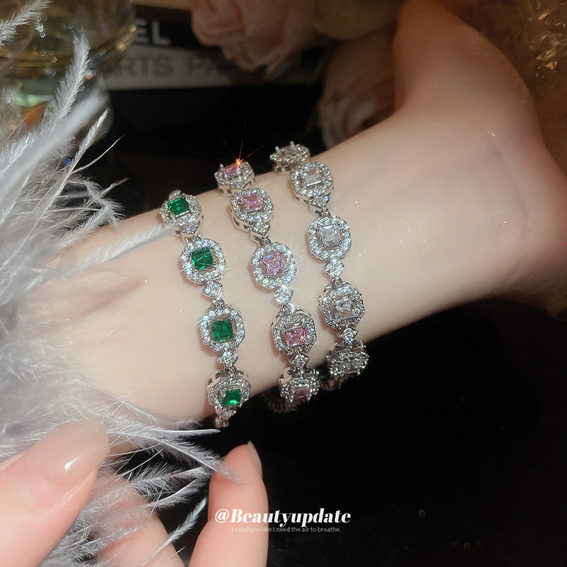 Pulsera geométrica de diamantes esmeralda de estilo palacio francés Pulsera de temperamento magnífico, exquisita luz y lujo, joyería de alta calidad para mujer