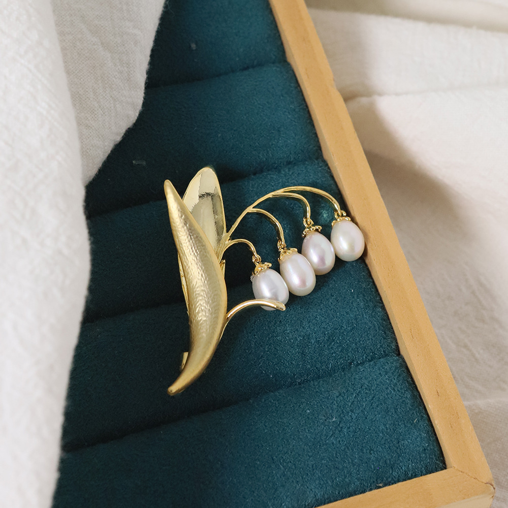 Luz de lujo perla natural broche de orquídea elegante flor de pecho femenina de alta calidad accesorios de flores abrigo regalo pin