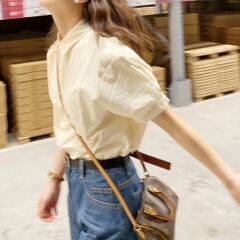 夏には違うレトロなpolo襟デザインのフレンチクリームのオレンジ色のシャツがあります