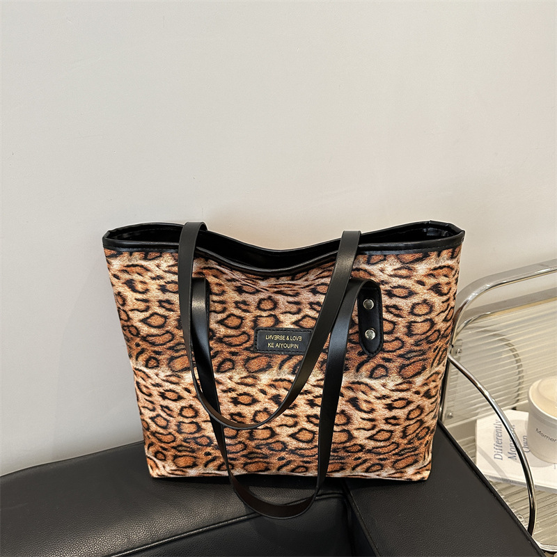 Alta textura leopardo bolso grande 2024 nuevo estilo bolso de moda estilo extranjero hombro de gran capacidad bolso de viaje para mujeres
