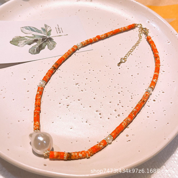 Design retro necklace from pearl
