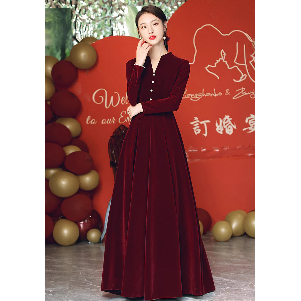 Plus-size stand-up collar toast dress, suitable for plus-size women (up to 200 pounds), slimming velvet autumn/winter banquet/performance evening gown.