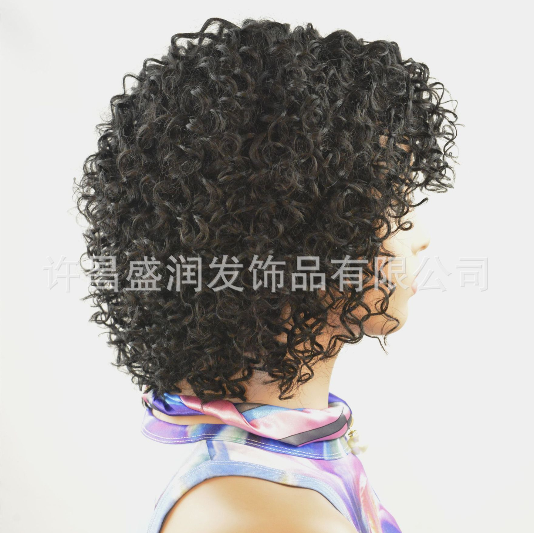 Peluca corta y rizada de cabello humano para mujeres, hecha en África para exportación.