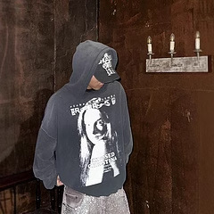 Kapüşonlu unisex sviter, köhnə üslubda hərf çapı