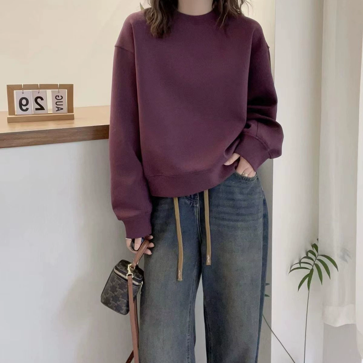 European Station 2025 Осень Новый европейский стиль Простой однотонный дизайн Толстовка для женщин, свободный универсальный топ для женщин осенью и зимой.